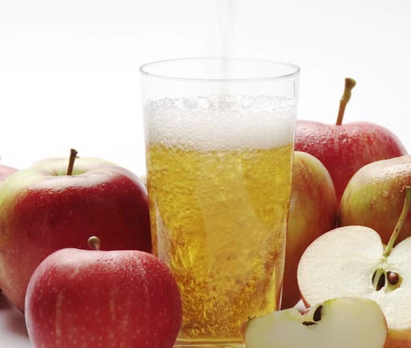 928349852-fruchtgetraenk-apfelsaft-einschenken-glas-geschirr